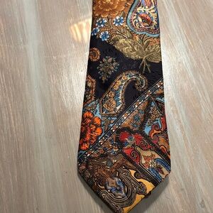 Elegant Paisley Tie in Black and Gold